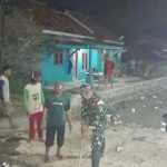 Babinsa dan Warga Bersih-Bersih Irigasi di Malam Hari