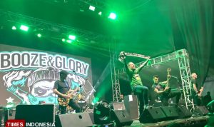 Booze & Glory: West Ham & Suporter Surabaya Bersatu