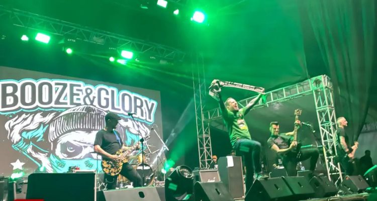 Booze & Glory: West Ham & Suporter Surabaya Bersatu