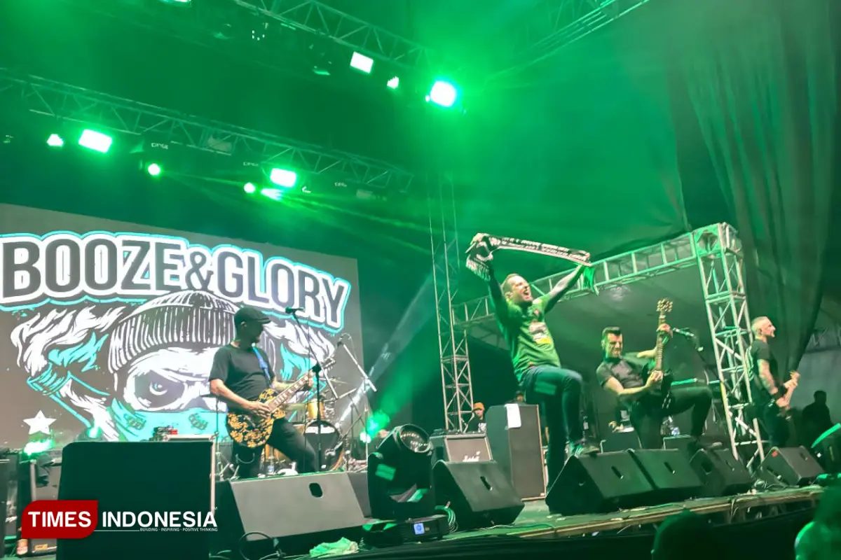 Booze & Glory: West Ham & Suporter Surabaya Bersatu