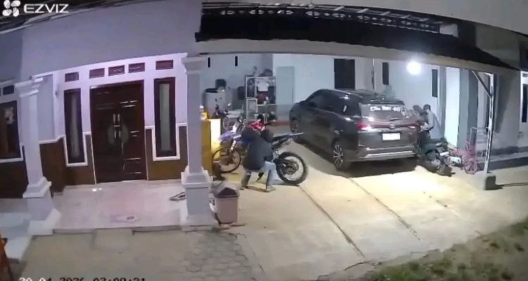 CCTV Rekam Maling Gondol 2 Motor di Terisi, Indramayu
