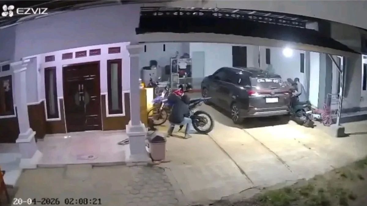 CCTV Rekam Maling Gondol 2 Motor di Terisi, Indramayu