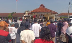 Massa Kepung Balai Desa, Tuntutan Besar Guncang Pasar Cikedunglor