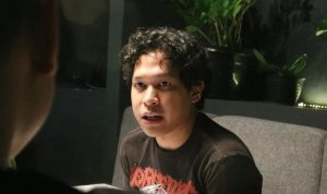 Menari dengan Bayangan: Dari Musik ke Layar Lebar