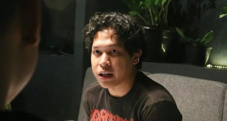 Menari dengan Bayangan: Dari Musik ke Layar Lebar