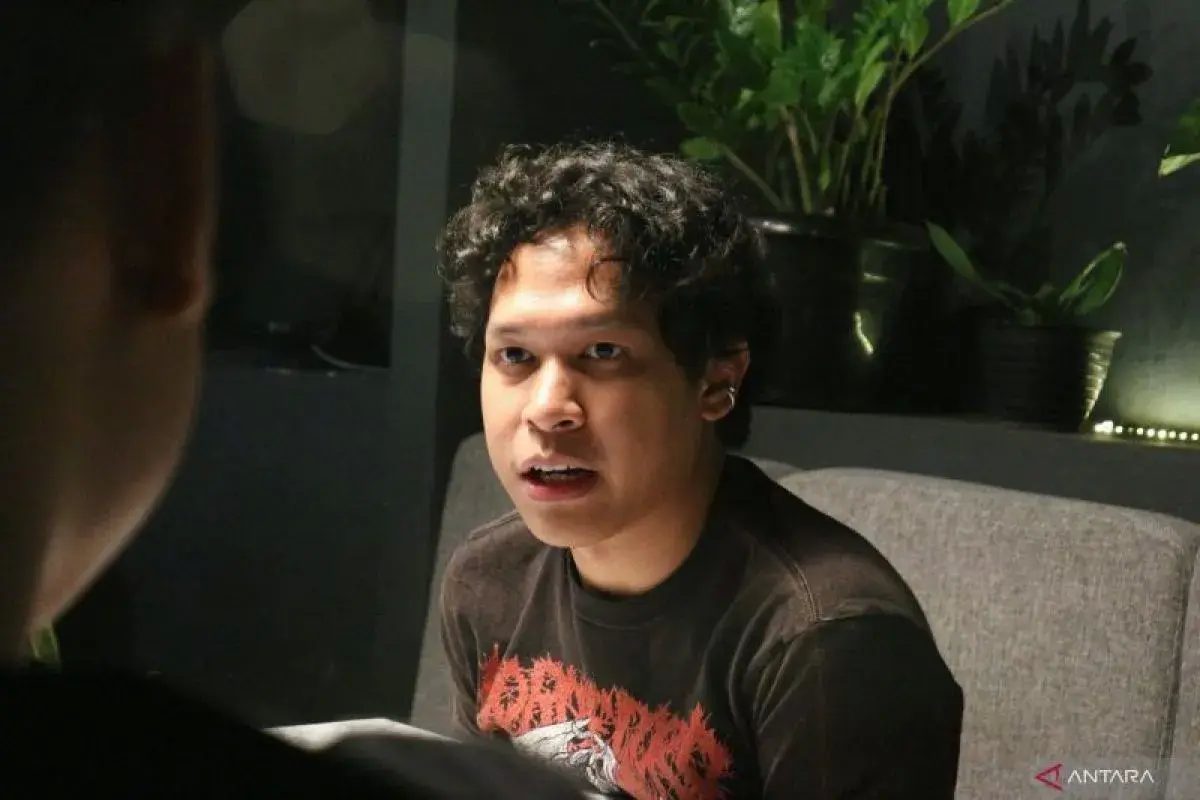 Menari dengan Bayangan: Dari Musik ke Layar Lebar