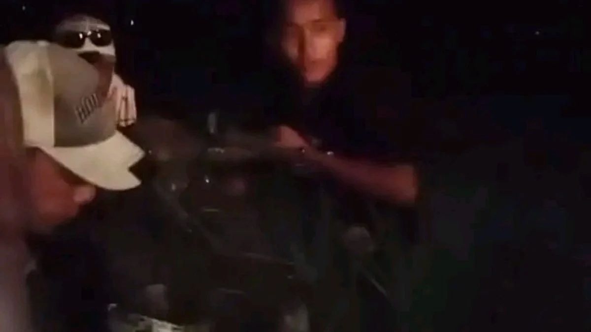 Motor Jatuh ke Sawah di Indramayu, Warga Langsung Lakukan Evakuasi