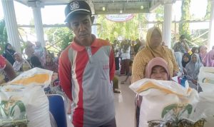 Pemerintah Desa Baleraja Bagikan Beras dan Minyak untuk 1.270 KPM