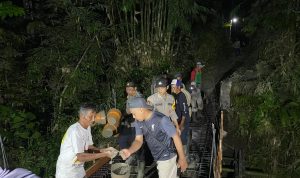 Polisi dan Warga Bersama Membangun Jembatan Merah Putih di Sempu Banyuwangi