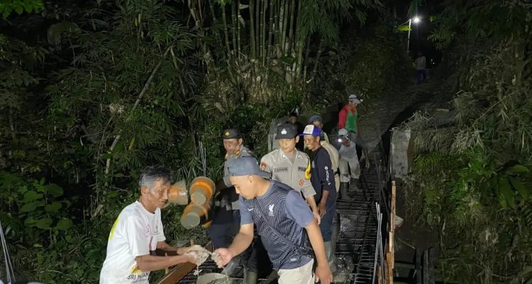 Polisi dan Warga Bersama Membangun Jembatan Merah Putih di Sempu Banyuwangi