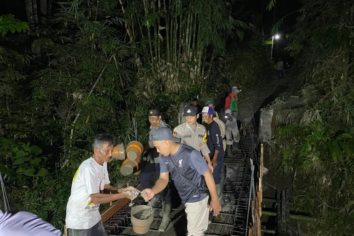 Polisi dan Warga Bersama Membangun Jembatan Merah Putih di Sempu Banyuwangi