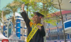 Toga Wisuda untuk Orang Tua di Surga, Kisah Tria Fenda Raih IPK 3,99