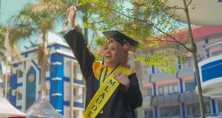 Toga Wisuda untuk Orang Tua di Surga, Kisah Tria Fenda Raih IPK 3,99