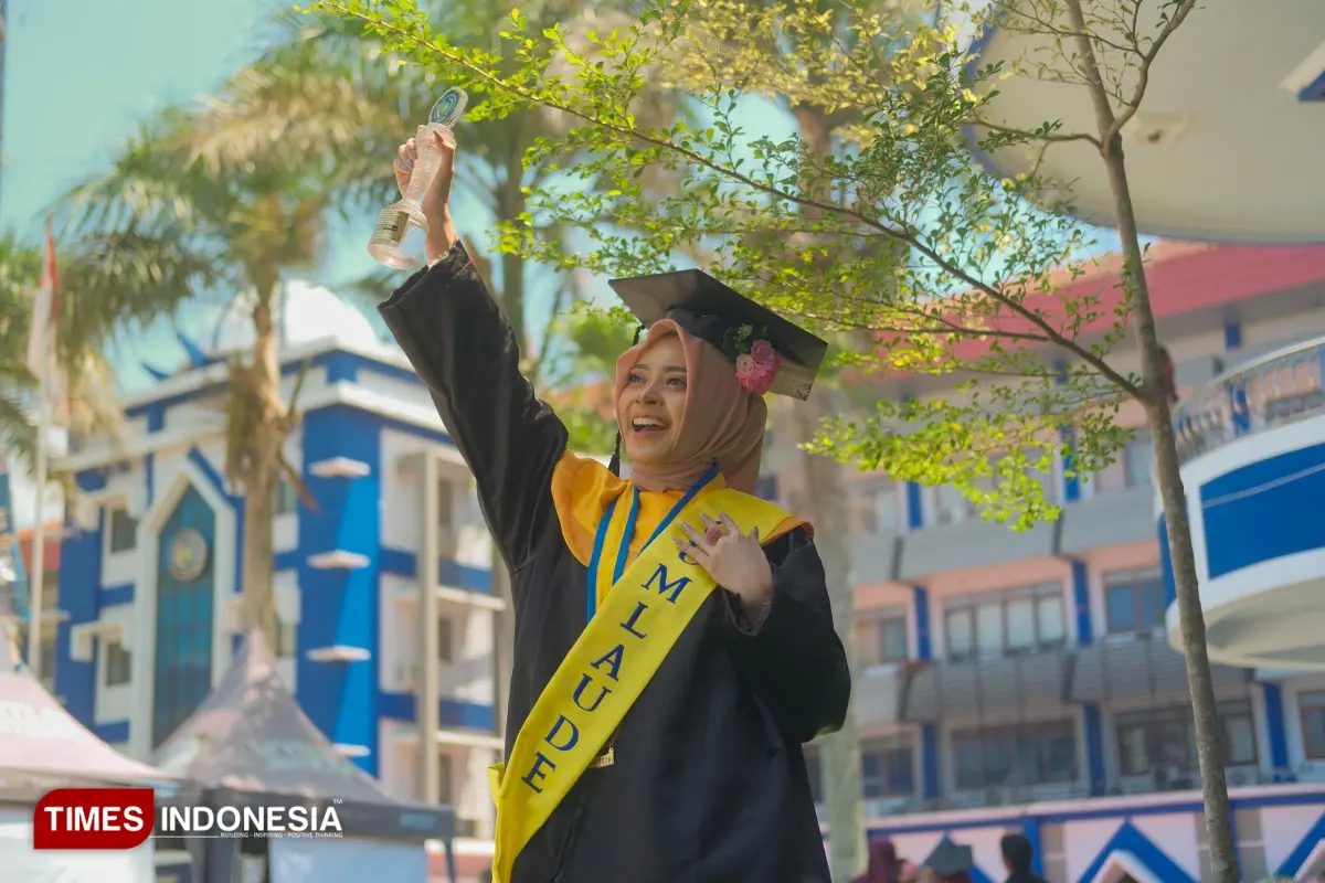 Toga Wisuda untuk Orang Tua di Surga, Kisah Tria Fenda Raih IPK 3,99