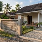 8 Desain Pagar Rumah Pedesaan yang Sederhana, Estetik, dan Hemat Biaya