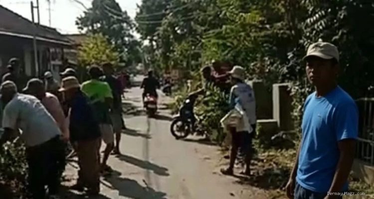 Warga Blok Manggungan Kompak Kerja Bakti, Bersihkan Lingkungan