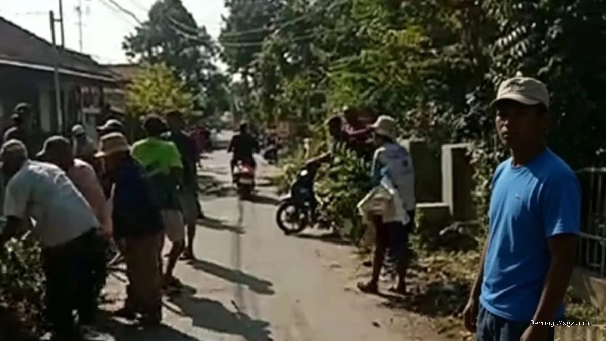 Warga Blok Manggungan Kompak Kerja Bakti, Bersihkan Lingkungan