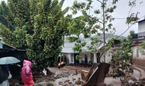Banjir Bandang Solok: 2 Warga Hilang dan Akses Jembatan Putus