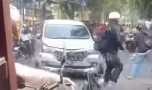 Mobil Ugal-ugalan Terjang Trotoar, Dua Pemotor Jadi Korban