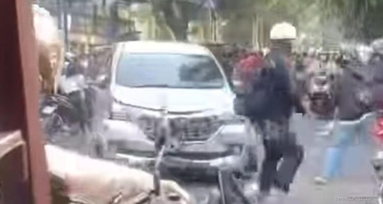 Mobil Ugal-ugalan Terjang Trotoar, Dua Pemotor Jadi Korban
