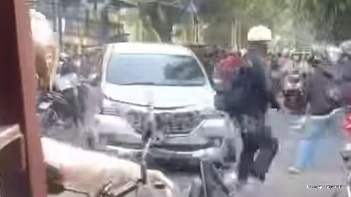Mobil Ugal-ugalan Terjang Trotoar, Dua Pemotor Jadi Korban