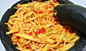 Photo by youtube.com - Cara Bikin Sambal Mangga Muda Pedas Asam Buat Cocolan Ikan Bakar Pesisir
