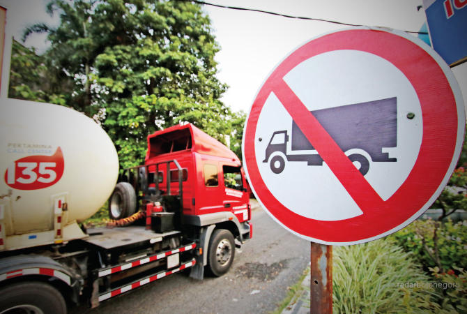 Batasi Truk Bermuatan Berat di Jalan Cibiru-Cileunyi Saat Jam Sekolah
