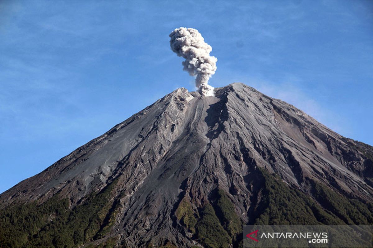 Gunung Semeru Kembali Erupsi, Semburkan Abu Vulkanik Setinggi 800 Meter
