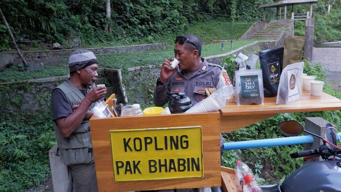 Bripka Robertus Bikin Kopling Pak Bhabin Agar Dekat dengan Warga Lombok
