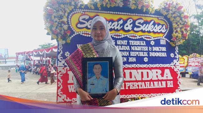 Momen Haru Istri Gantikan Pilot Supet Tucano yang Gugur Wisuda di Unhan
