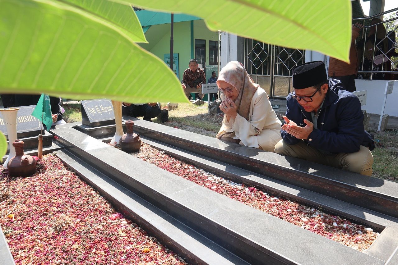 Cak Imin Ziarah ke Makam Ayahnya dan Kiai Bisri Syansuri di Jombang
