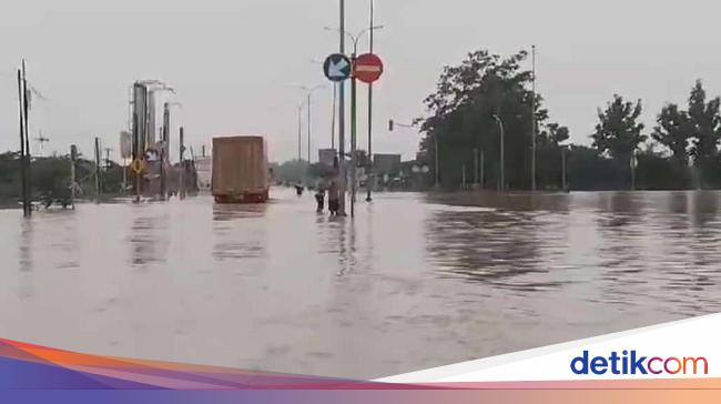 GT Kertajati Tol Cipali Tertutup Genangan Banjir
