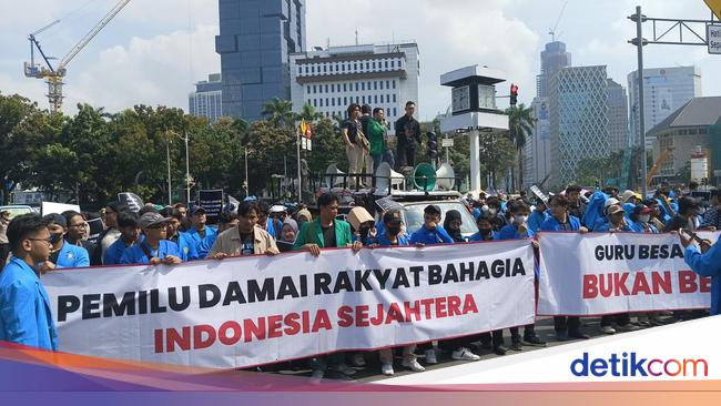 Aliansi Mahasiswa Demo di Patung Kuda Jakpus, Suarakan Pemilu Damai
