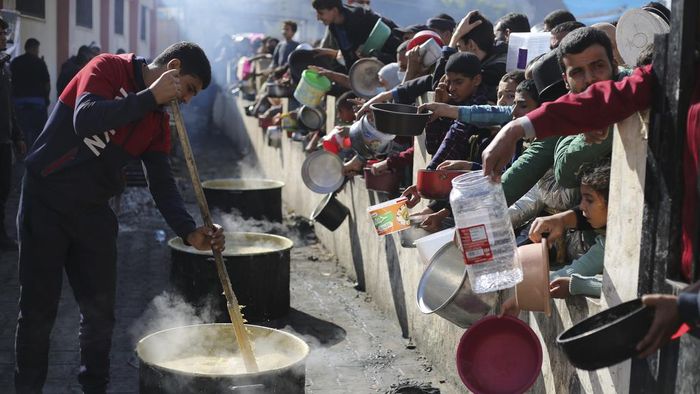 Warga Terpaksa Makan Rumput saat Israel Hambat Bantuan ke Gaza
