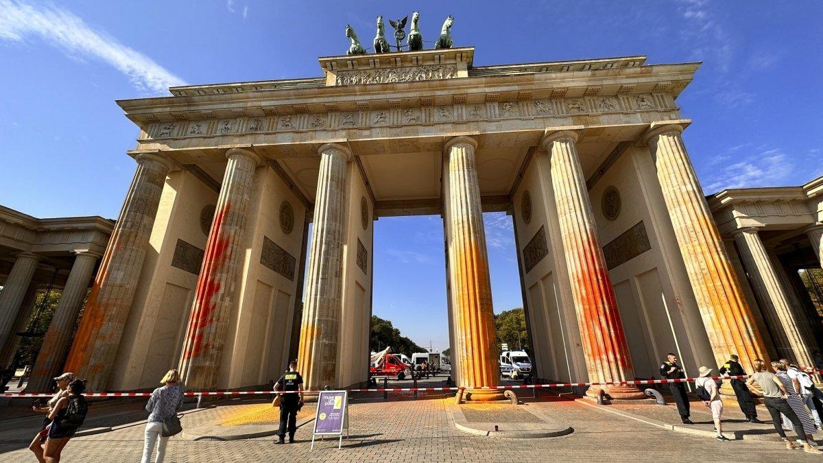 Dunia Hari Ini: Gerbang Bersejarah di Jerman Disemprot Cat Oranye
