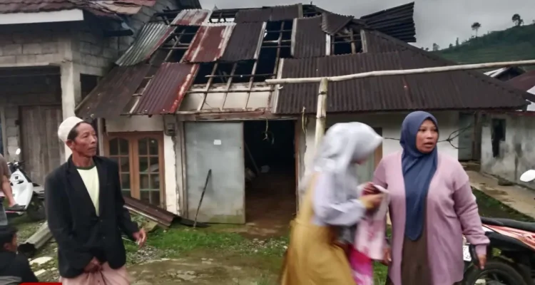 Angin Kencang Rusak 20 Rumah di Kalideres Banjarnegara