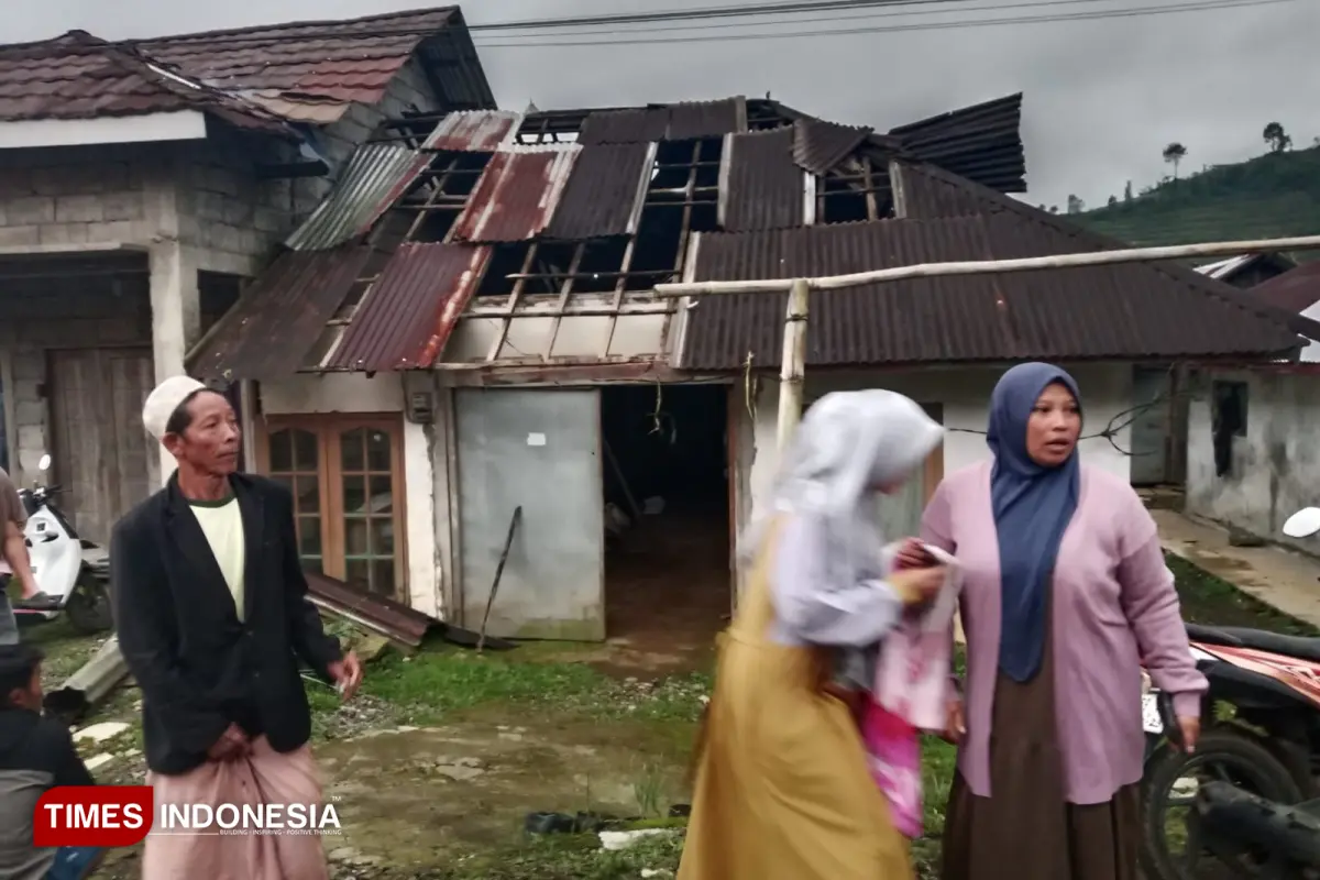 Angin Kencang Rusak 20 Rumah di Kalideres Banjarnegara