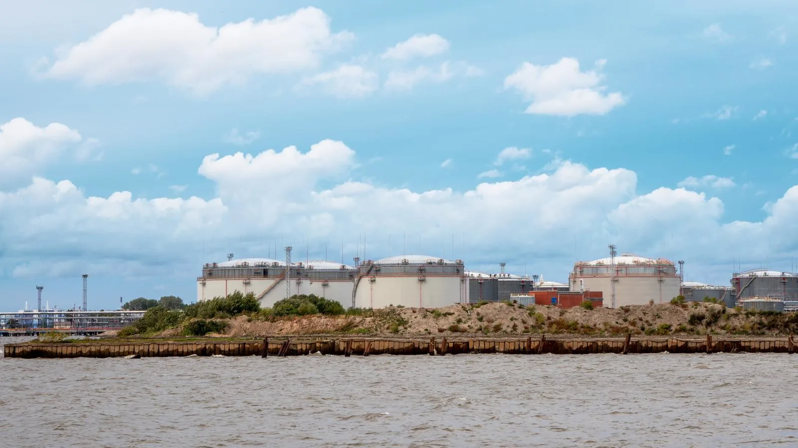 ASEAN Tertarik Minyak Rusia, Apa Saja Risikonya?