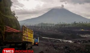 Awan Panas Semeru Meluncur ke Barat