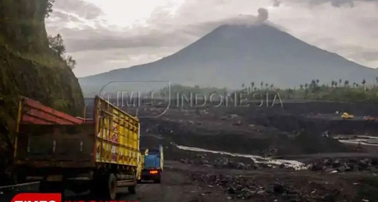 Awan Panas Semeru Meluncur ke Barat