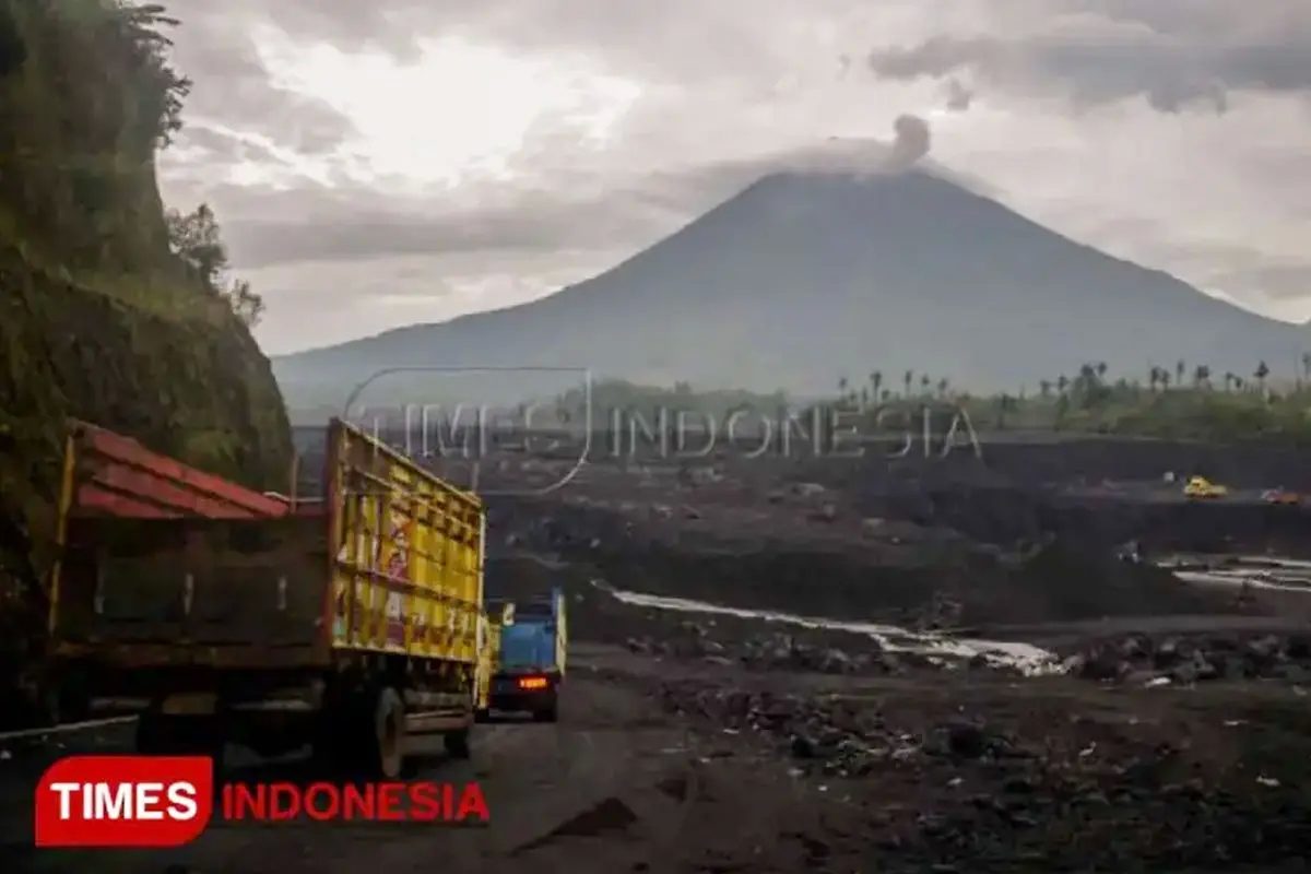 Awan Panas Semeru Meluncur ke Barat