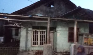 Babinsa Serka M. Faizin Gerak Cepat Atasi Kebakaran di Anjatan, Rumah Warga Ludes Terbakar Akibat Korsleting