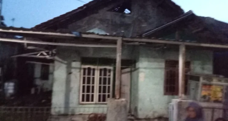 Babinsa Serka M. Faizin Gerak Cepat Atasi Kebakaran di Anjatan, Rumah Warga Ludes Terbakar Akibat Korsleting