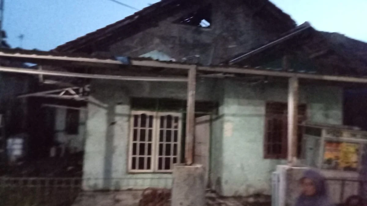 Babinsa Serka M. Faizin Gerak Cepat Atasi Kebakaran di Anjatan, Rumah Warga Ludes Terbakar Akibat Korsleting