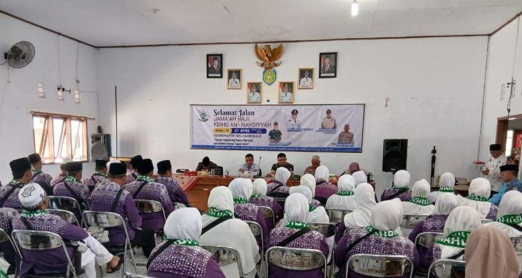 Camat Rory Firmansyah Lepas Jamaah Haji Haurgeulis ke Tanah Suci dengan Haru