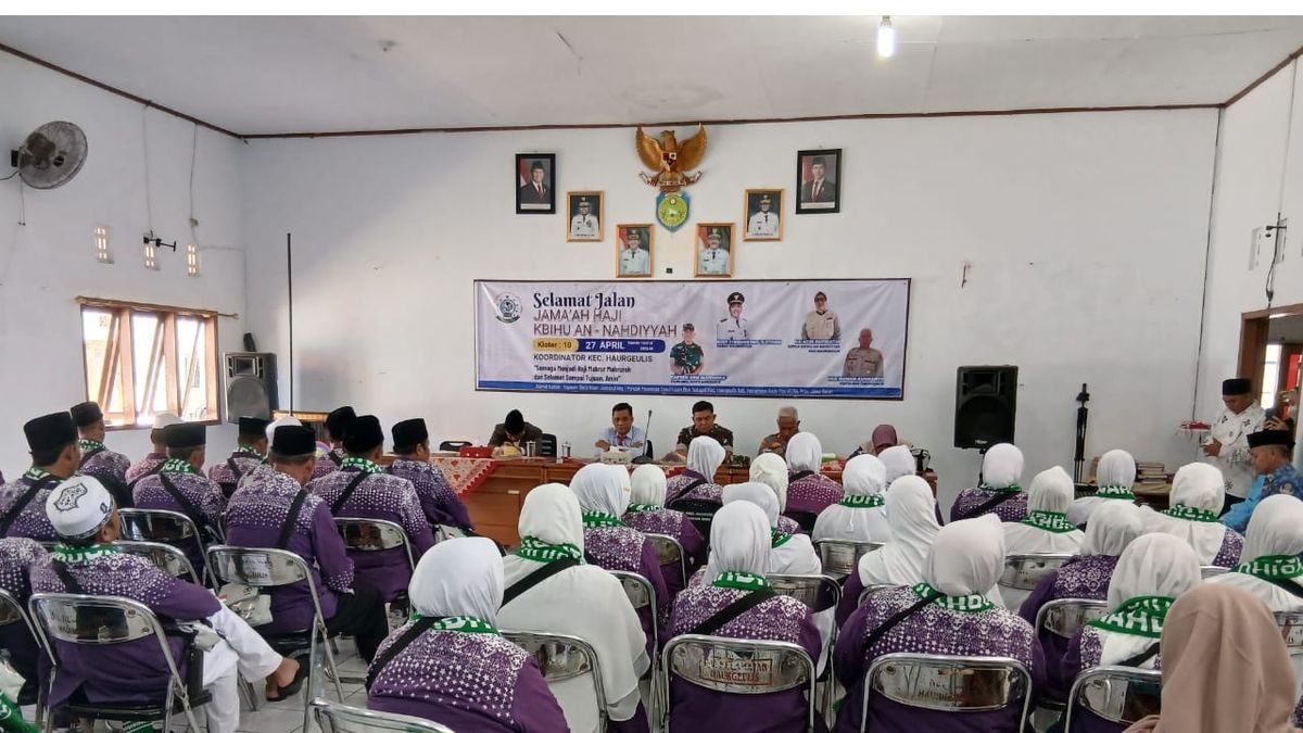 Camat Rory Firmansyah Lepas Jamaah Haji Haurgeulis ke Tanah Suci dengan Haru