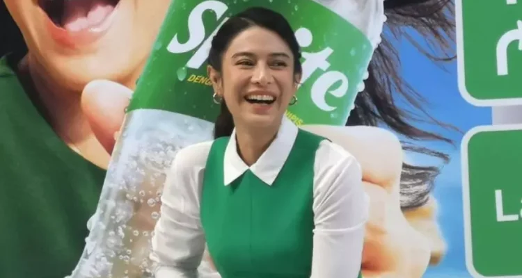 Dian Sastro Gelar Buka Bersama Keluarga di Rumah