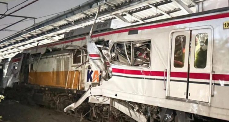 Kereta Argo Bromo dan KRL bertabrakan di Stasiun Bekasi Timur, evakuasi penumpang sedang berlangsung