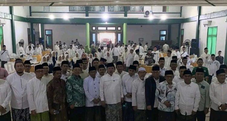 Menteri ATR/BPN Serahkan Sertifikat Gedung PCNU Indramayu di Hadapan Ribuan Nahdliyin