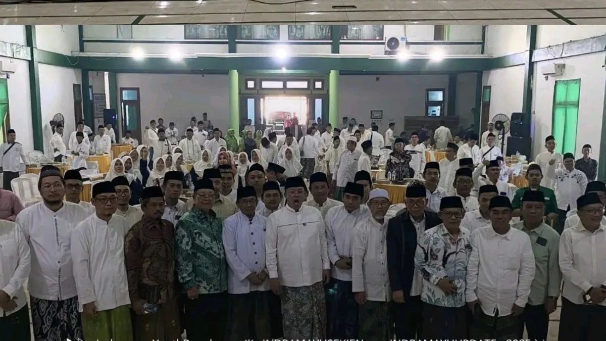 Menteri ATR/BPN Serahkan Sertifikat Gedung PCNU Indramayu di Hadapan Ribuan Nahdliyin